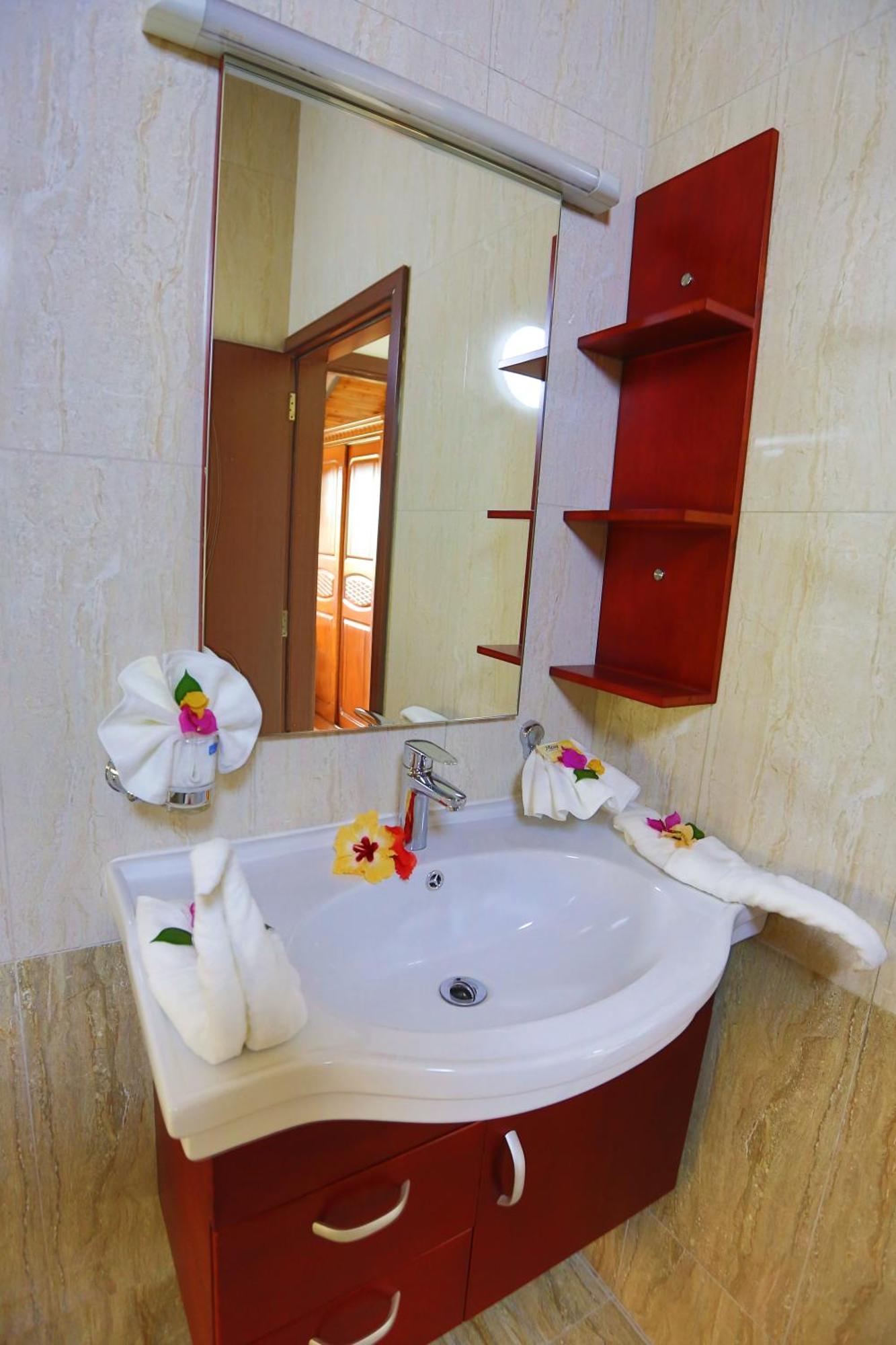 Lone Self-Catering Apartment Baie Sainte Anne Zewnętrze zdjęcie