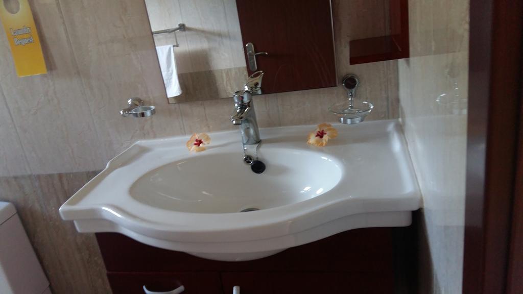 Lone Self-Catering Apartment Baie Sainte Anne Zewnętrze zdjęcie